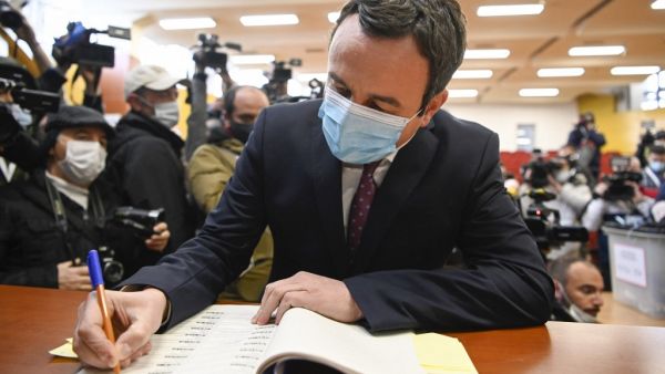 Albin Kurti leader of the Vetevendosje (Selfdetermination) prepares to cast his vote during Parliamentary elections at a polling station in Pristina on February 14, 2021. Kosovo heads to the polls in a vote pitting a left-wing reformist party against traditional elites who have run the former Serbian province for the past decade. Armend NIMANI / AFP 