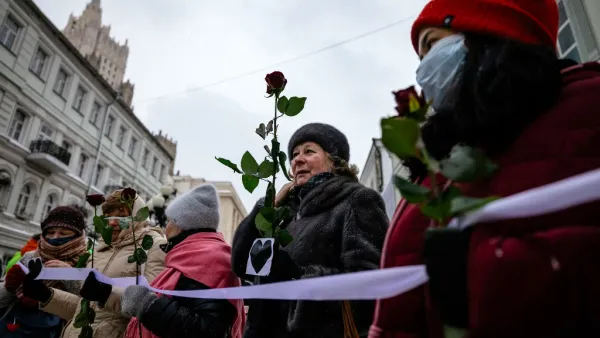 Several hundred women formed a human chains in Moscow and Saint Petersburg using Valentine's Day to express support for the wife of jailed opposition leader Alexei Navalny and political prisoners. Dimitar DILKOFF / AFP