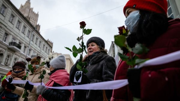 Several hundred women formed a human chains in Moscow and Saint Petersburg using Valentine's Day to express support for the wife of jailed opposition leader Alexei Navalny and political prisoners. Dimitar DILKOFF / AFP
