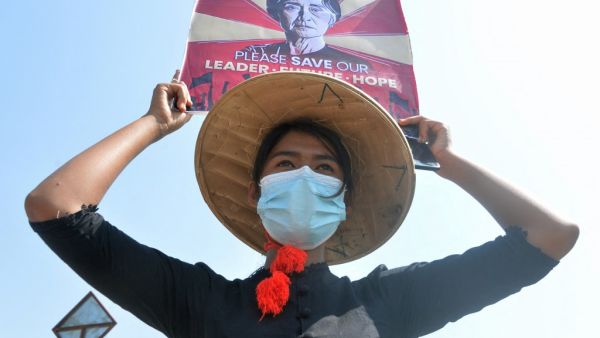 A protester holds up a sign calling for the release of detained Myanmar civilian leader Aung San Suu Kyi during a demonstration against the military coup in Naypyidaw on February 16, 2021. STR / AFP