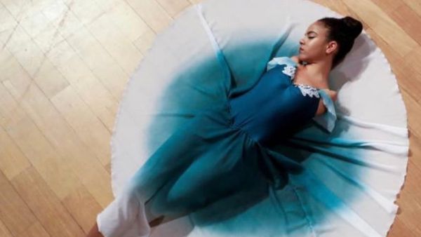 Born without arms, Brazilian ballerina, Vitoria Bueno, dazzles the world with her talent. (Instagram/ wherehaveheroesgone)
