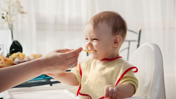 نستعرض أهم هذه الأطعمة التي يمكن تقديمها للطفل من سن 6 أشهر –بداية تناوله أطعمة