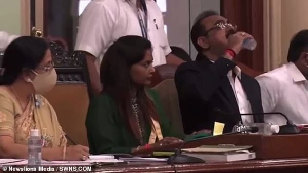 مسؤول هندي يشرب معقمًا لليدين عن طريق الخطأ
