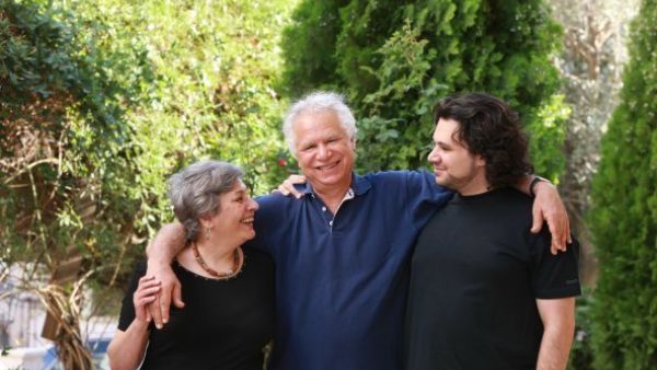 Mourid Barghouti and family (twitter)