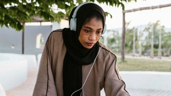 Zanzibar’s Hijab DJ breaking barriers in music industry (Twitter)