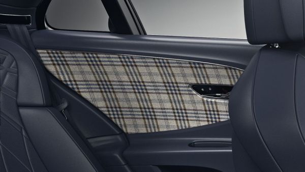 Bentley تطرح خيارات من نسيج التويد لمقصورات كامل مجموعة طرازاتها