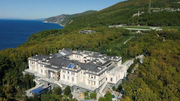 Putin’s alleged palace (Twitter)