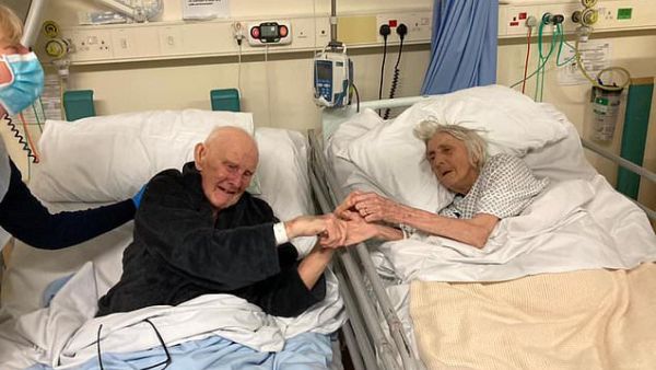Margaret and Derek Firth, both 91, died in Trafford General Hospital last week - but had been able to see each other in the hospital before they passed away (Twitter)