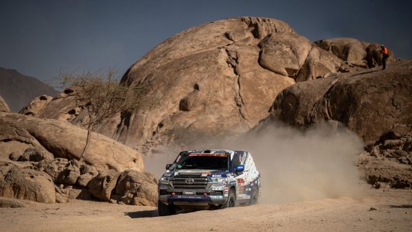 تويوتا تحرز فوزاً آخر في رالي داكار 2021 في السعودية