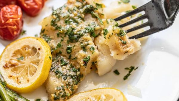 سمك القد المخبوز بالزبدة الثوم