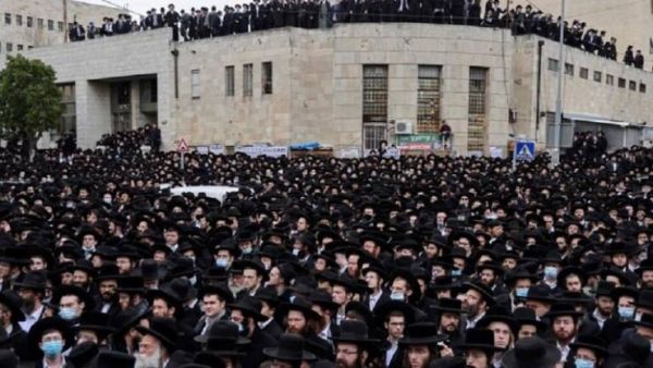 الجماهير الغفيرة تجمعت في المكان رغم القيود المفروضة على التجمعات بسبب انتشار فيروس كورونا