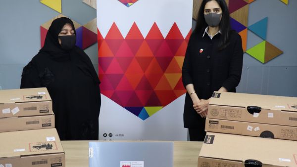 مؤسسة المبرة الخليفية تمنح جمعية الصداقة للمكفوفين 17 جهازًا محمولاً