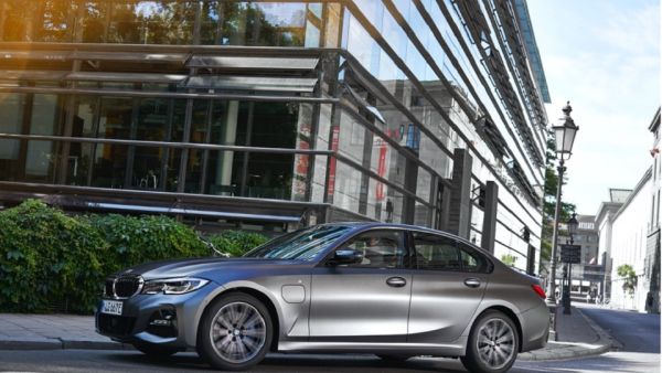 BMW مجموعة طرازات جديدة بنظام قيادة هجينة مزودة بقابس ضمن الفئة الثالثة والفئة الخامسة من