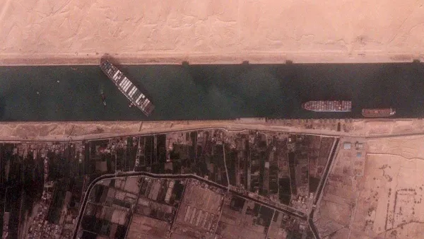 الشركة المالكة للسفينة العالقة بقناة السويس تأمل يتحريرها مساء السبت