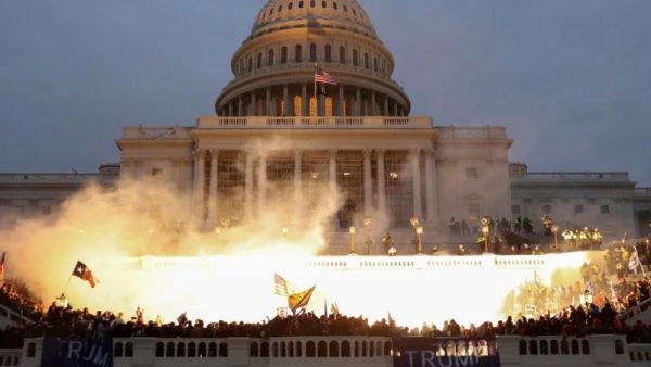 توجيه اتهامات لشخصين في واقعة الاعتداء على شرطة الكابيتول الأمريكي