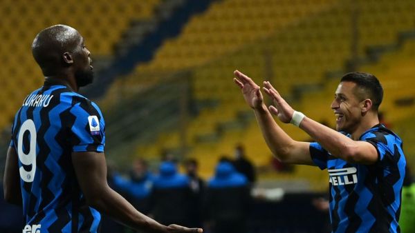 سانشيز (يمين) يقود إنتر للفوز