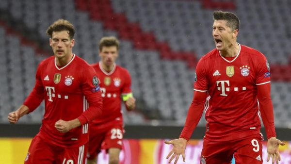 ليفاندوفسكي (يمين) يتألق كعادته