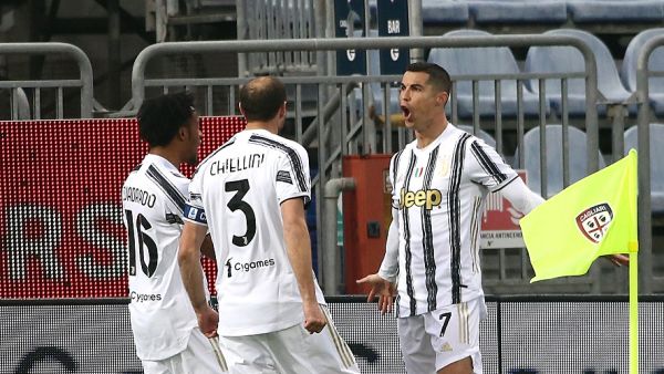 رونالدو (يمين) يرفع رصيده إلى 23 هدفاً في صدارة ترتيب الهدافين