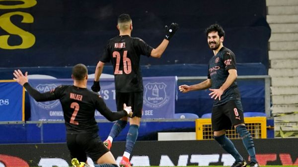 غوندوغان (يمين) يسجل هدفه الشخصي الـ 16 في جميع المسابقات هذا الموسم