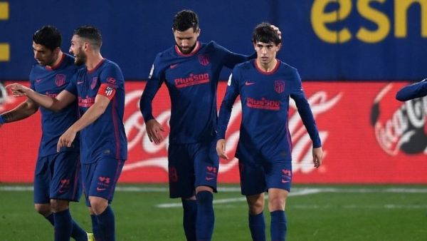 فيليكس (يمين) يحتفل بهدفه مع زملائه