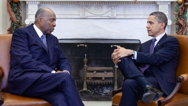 فيرنون جوردان (يسار)