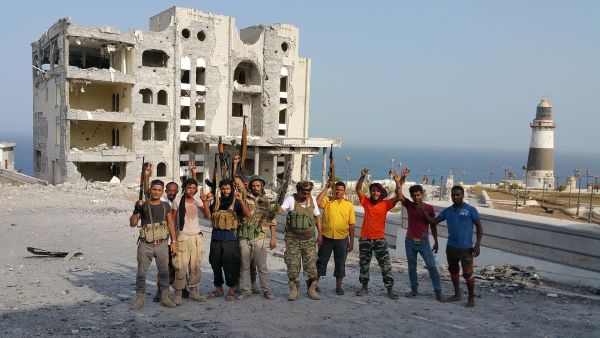 محتجون يقتحمون قصر الرئاسة في عدن