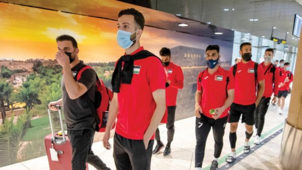 صورة التقطت أمس للاعبي المنتخب الفلسطيني لحظة وصولهم إلى مطار الملك خالد الدولي في الرياض (المركز الإعلامي ـ الاتحاد السعودي لكرة القدم)