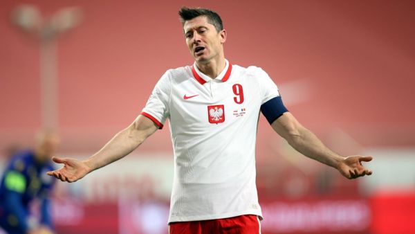 ليفاندوفسكي أبرز الغائبين