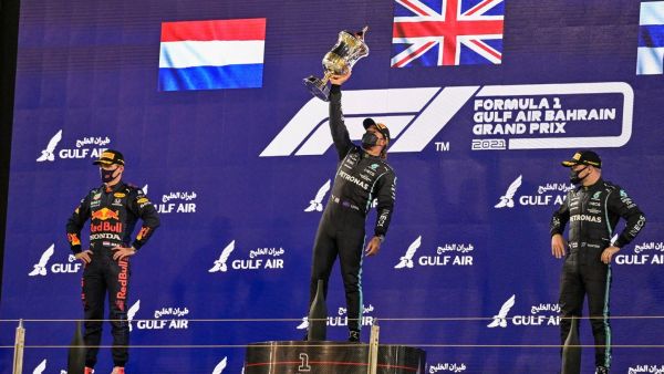 هاميلتون يفتتح الموسم بفوز جديد