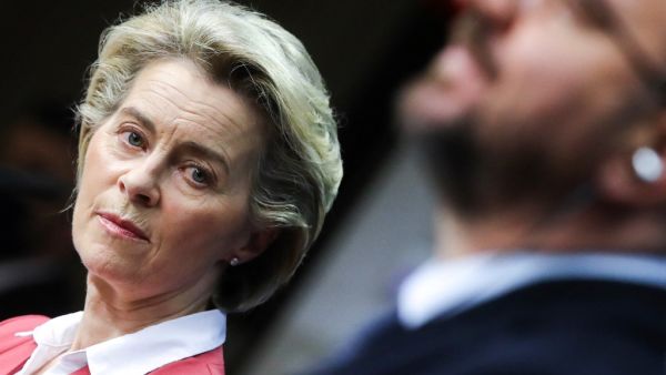 EU  President Ursula von der Leyen (L) 