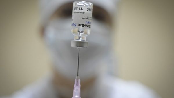  Nurse prepare a dose of the Sputnik V 