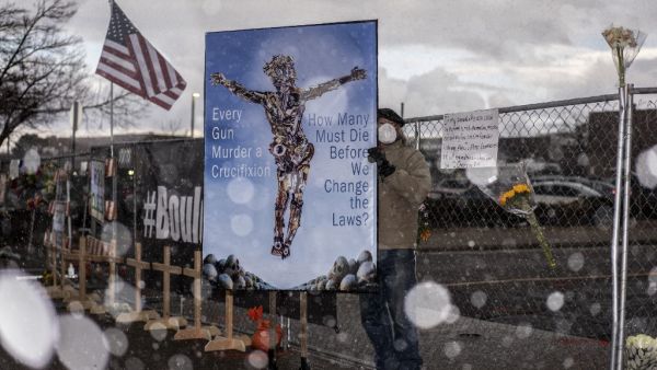 Mass shooting in the US leaves 10 people dead