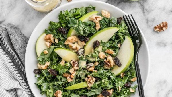 سلطة الكال بالتفاح وصلصة الديجون