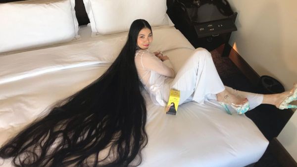 Japanese Model's didn't get a hair cut for the last 15 years!