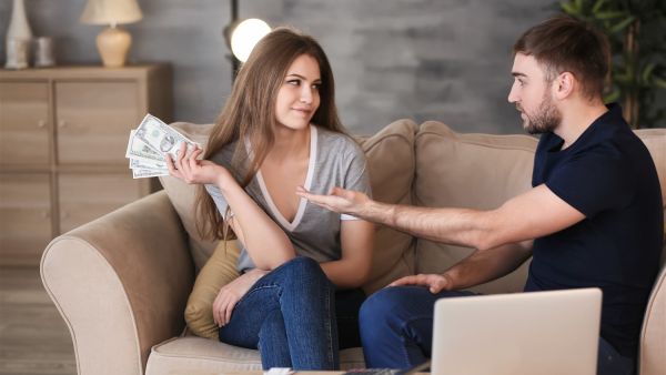 كثيرًا ما يكون السبب الأساسي وراء الخلافات المالية بين الزوجين اختلاف الشخصيات