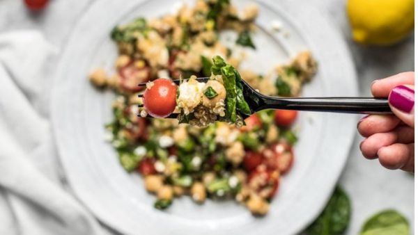 سلطة السبانخ والحمص والكينوا