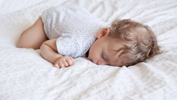 التدريب على النوم قد لا يكون له آثار سلبية طويلة المدى أو فوائد للوالدين والطفل 