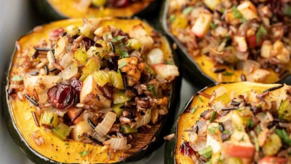 قرع عسلي محشو بالأرز بري