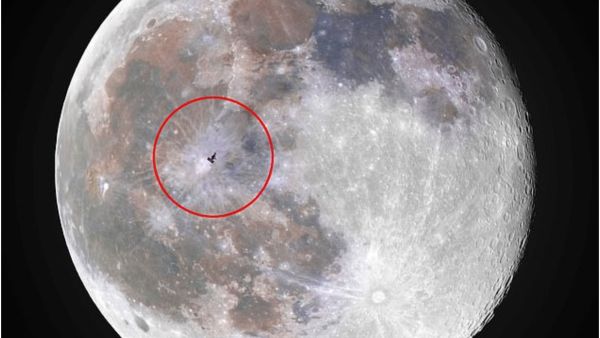 ISS أمام القمر 