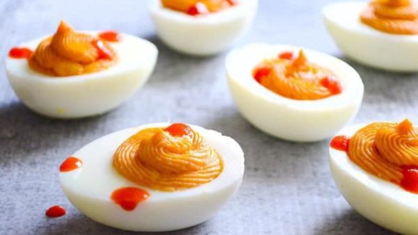 بيض الفصح بصلصة السريراتشا الحارة