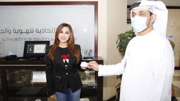 نجوى كرم أثناء حصولها على الإقامة الذهبية في الإمارات