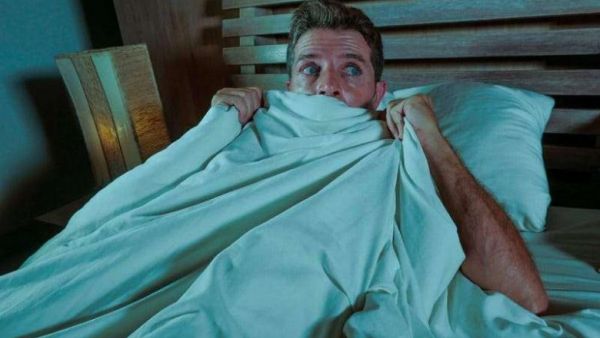 شاهدت للتو فيلم رعب وتتخيل أشياء  شاهدت للتو فيلم رعب وتتخيل أشياء