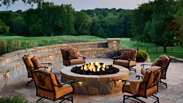 يمكن تصميم جلسة تتخذ مكانًا لها على العشب مباشرةً يمكن تصميم جلسة تتخذ مكانًا لها على العشب مباشرةً