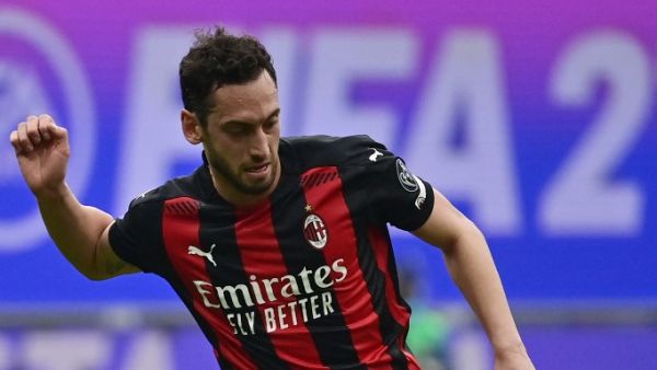 The Turkish international seems likely to remain with the Rossoneri (Photo: AFP)