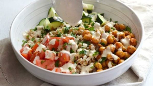 سلطة البحر المتوسط ​​مع الحمص المتبل