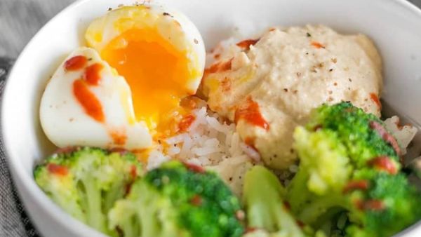 طبق فطور البيض مع الحمص