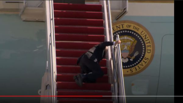  تعثر الرئيس الأمريكي لكنه تمكن من الإمساك بحافة حماية السلم 