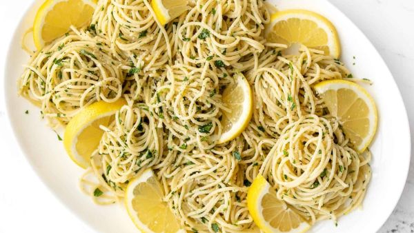 معكرونة بالليمون والبقدونس
