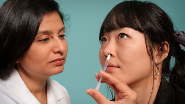 هل يمكن لبخاخات الأنف أن تمنع انتقال كوفيد-19 بشكل أكثر فعالية؟