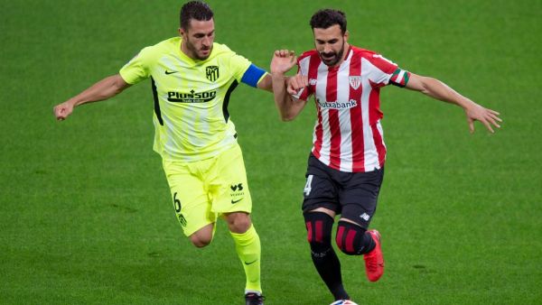 كوكي (يسار) في صراع على الكرة مع ميكيل بالينسياغا مدافع بلباو